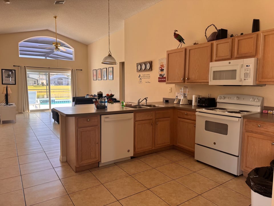 Stylish Open-Plan Kitchen & Dining Area – Perfect for Families