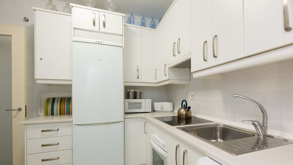 En-suite bathroom (bedroom 1).