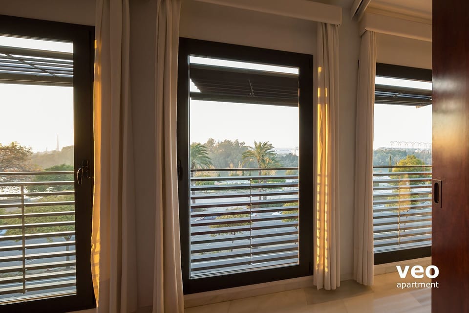 Three large windows face towards the Guadalquivir River.