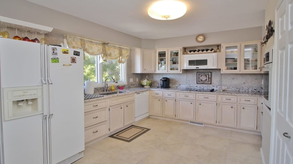 Great Kitchen with Granite! 