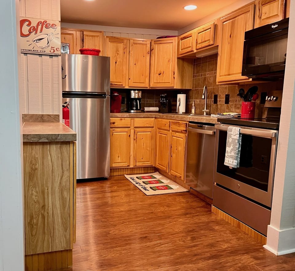 A fully stocked kitchen which includes a GE Stove with a built-in air fryer. 