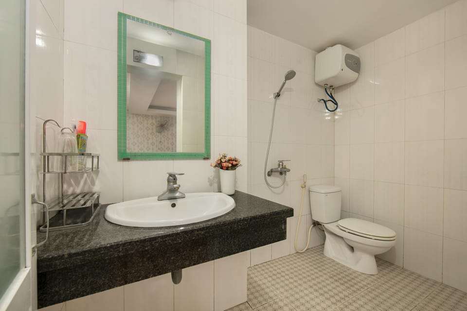 Family Room | Bathroom | Shower, rainfall showerhead, free toiletries, hair dryer