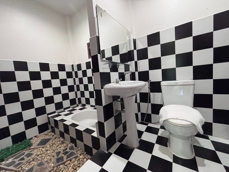 Family Suite | Bathroom | Free toiletries, hair dryer, towels