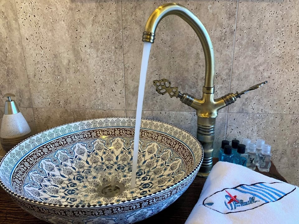 Superior Room | Bathroom | Shower, free toiletries, hair dryer, slippers