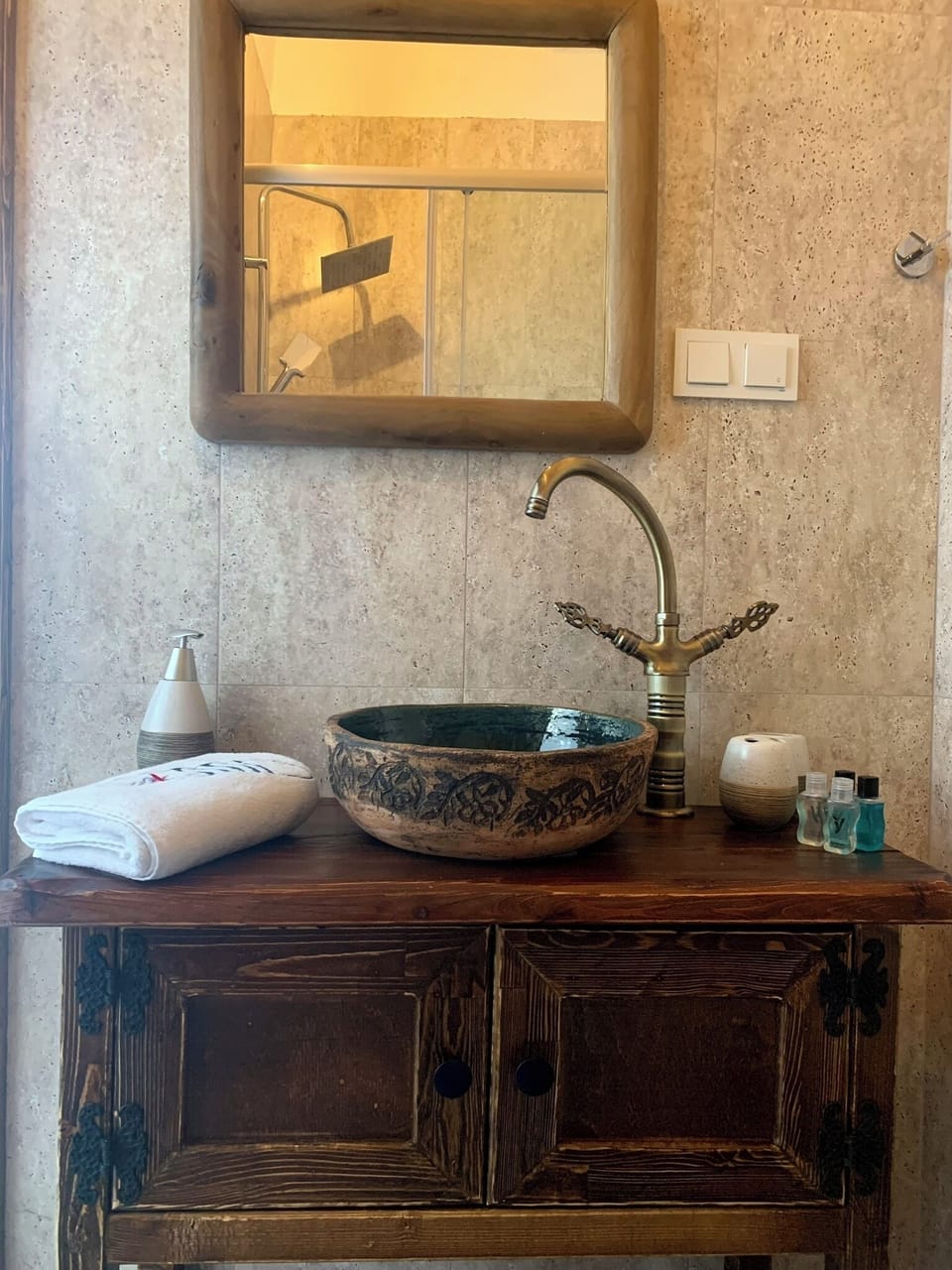 Superior Room | Bathroom | Shower, free toiletries, hair dryer, slippers