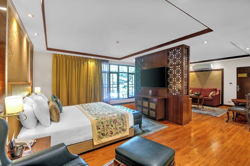 Executive Suite (Executive Suite) | Minibar, in-room safe, desk, iron/ironing board