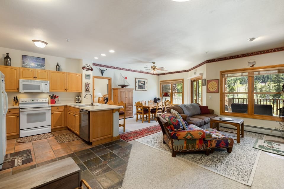 Condo, 3 Bedrooms | Private kitchen | Fridge, microwave, oven, dishwasher