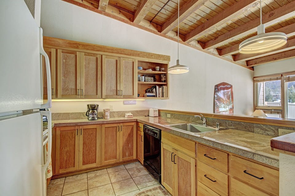 Condo, 2 Bedrooms | Private kitchen | Fridge, microwave, oven, stovetop