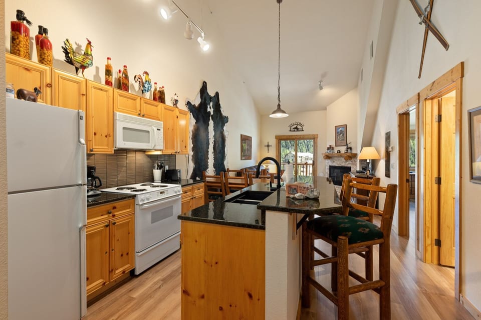 Cottage, 2 Bedrooms | Private kitchen | Full-size fridge, microwave, oven, stovetop