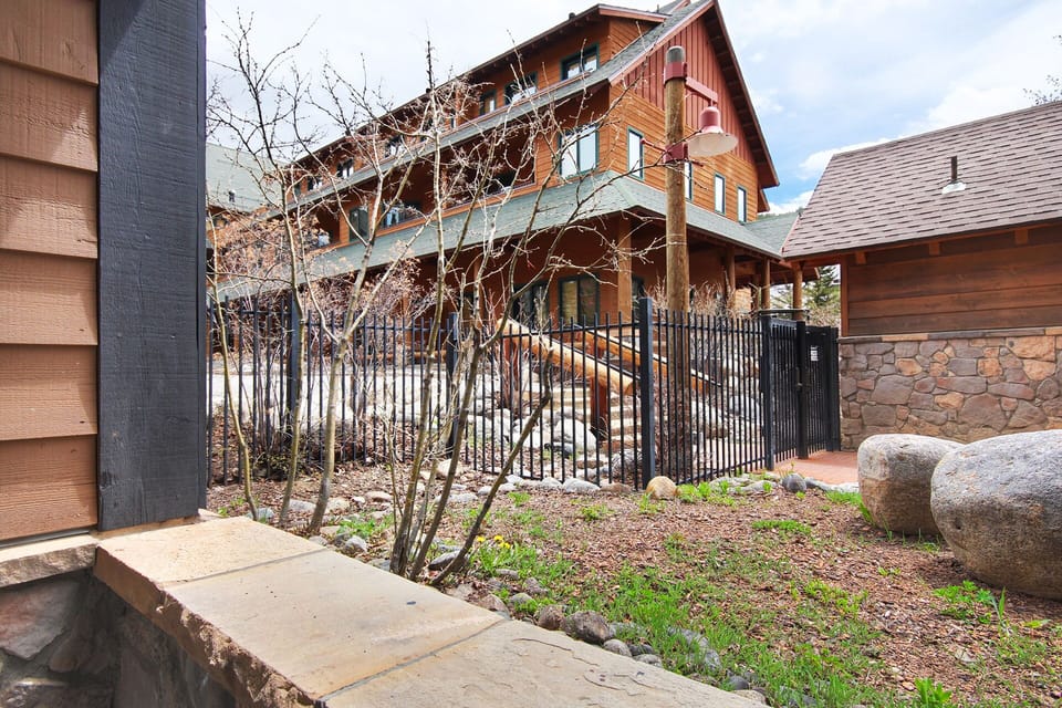 Condo, 2 Bedrooms | Property grounds