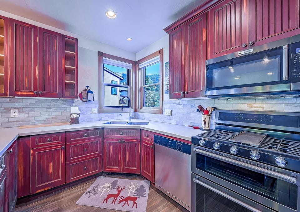 Condo, 4 Bedrooms | Private kitchen | Full-size fridge, microwave, oven, stovetop