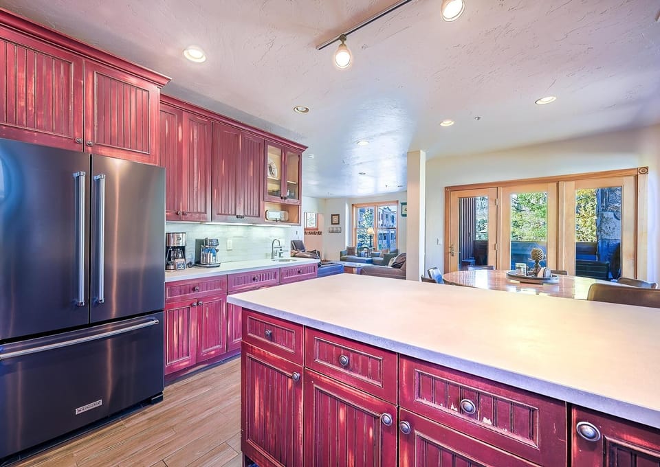 Condo, 4 Bedrooms | Private kitchen | Full-size fridge, microwave, oven, stovetop