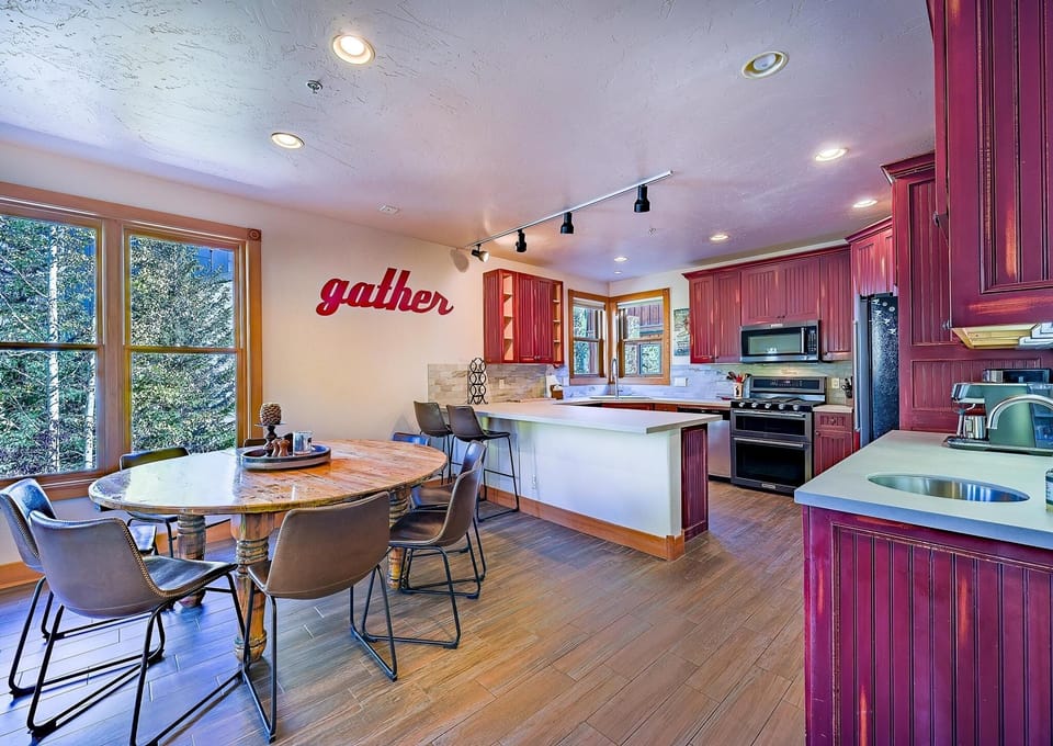 Condo, 4 Bedrooms | Private kitchen | Full-size fridge, microwave, oven, stovetop