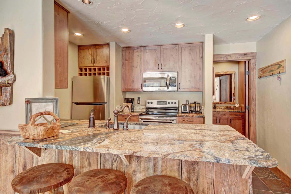 Condo, 1 Bedroom | Private kitchen | Full-size fridge, microwave, oven, stovetop