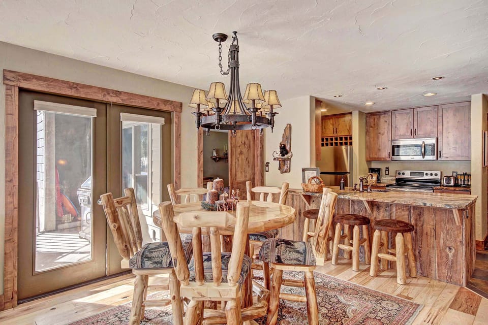 Condo, 1 Bedroom | In-room dining