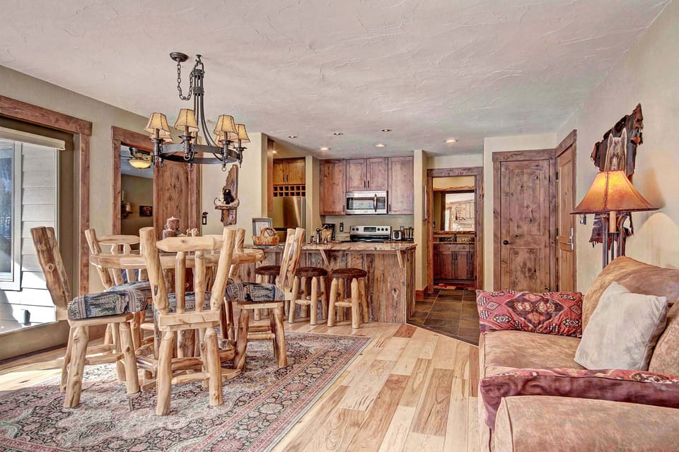 Condo, 1 Bedroom | In-room dining