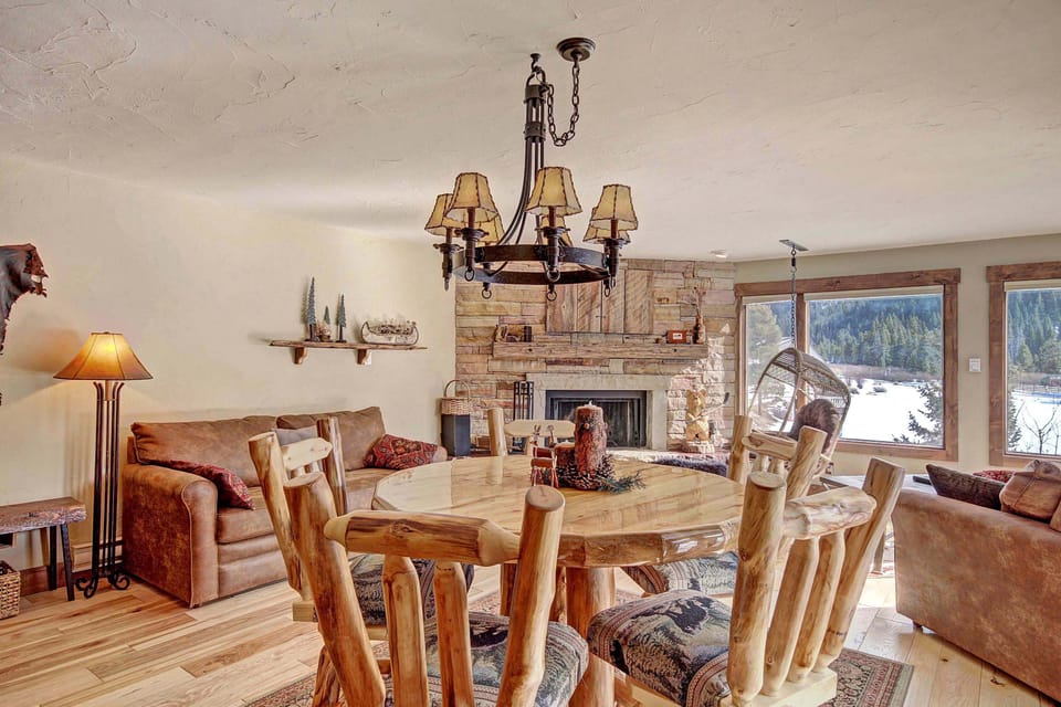 Condo, 1 Bedroom | In-room dining