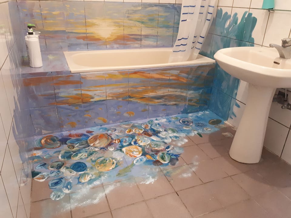 Family Room | Bathroom | Shower, free toiletries, hair dryer, slippers
