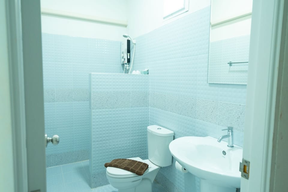Family Room | Bathroom | Shower, free toiletries, towels