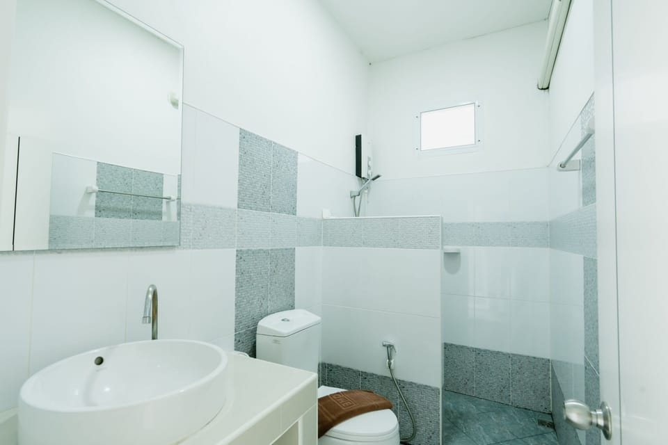 Shower, free toiletries, towels
