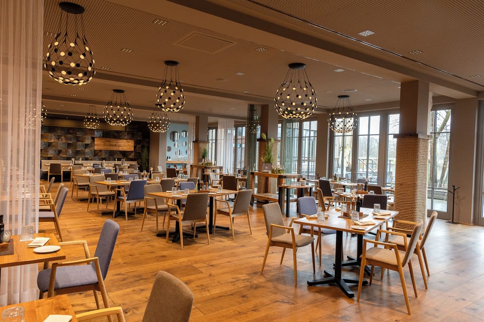 2 restaurants; lunch and dinner served