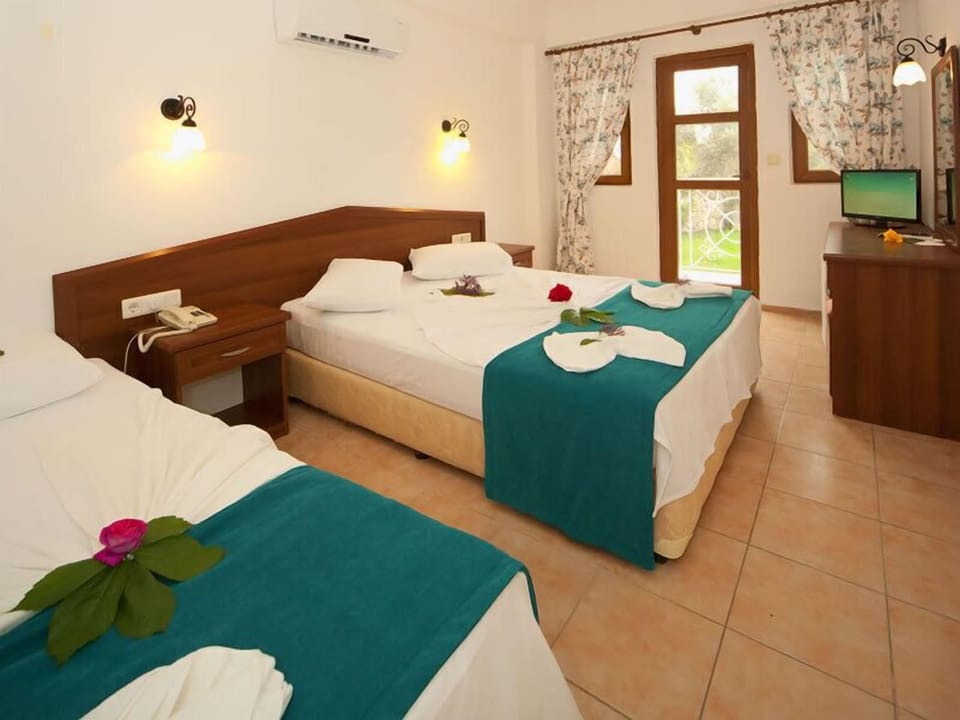 Standard Double or Twin Room | Minibar, in-room safe, desk, free cribs/infant beds