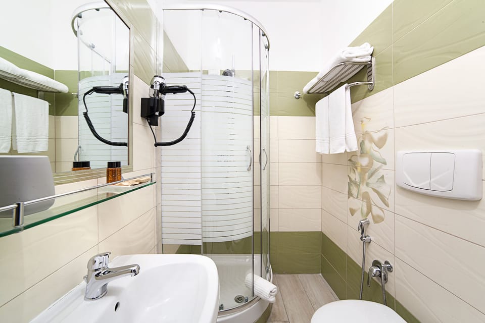 Suite | Bathroom | Shower, towels