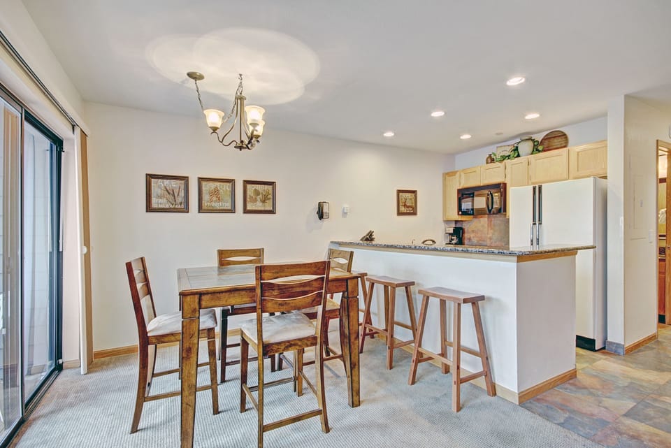 Condo, 2 Bedrooms | Dining