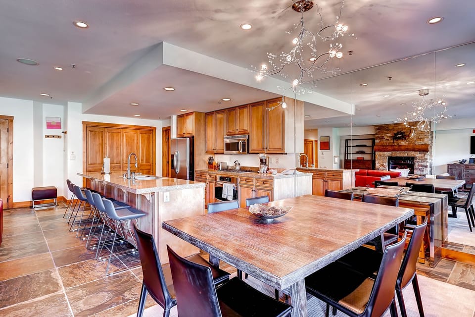 Condo, 4 Bedrooms | Private kitchen | Full-size fridge, microwave, oven, stovetop
