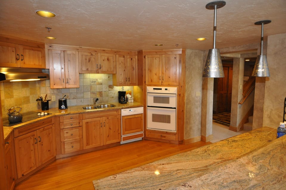 Condo, 3 Bedrooms | Private kitchen | Fridge, microwave, oven, coffee/tea maker