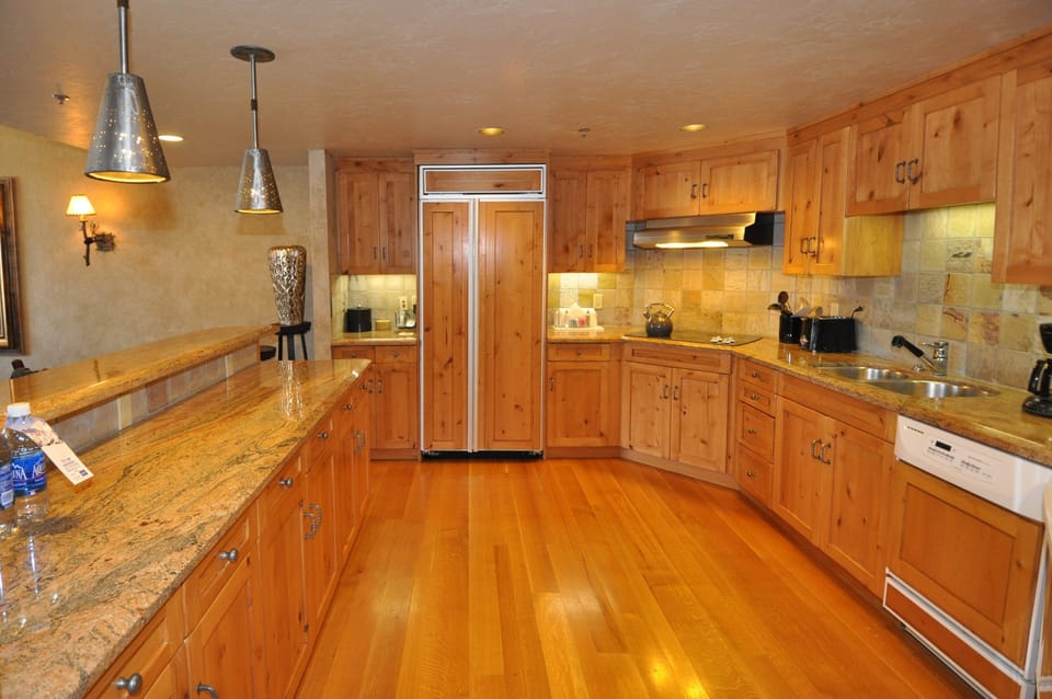 Condo, 3 Bedrooms | Private kitchen | Fridge, microwave, oven, coffee/tea maker