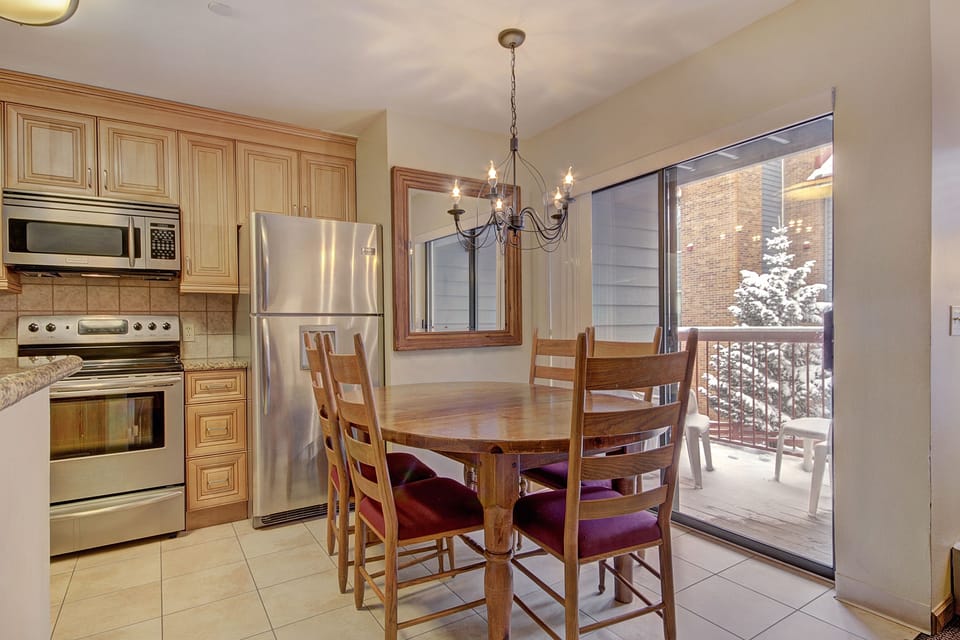 Studio | Private kitchen | Coffee/tea maker, full-size fridge, microwave, oven