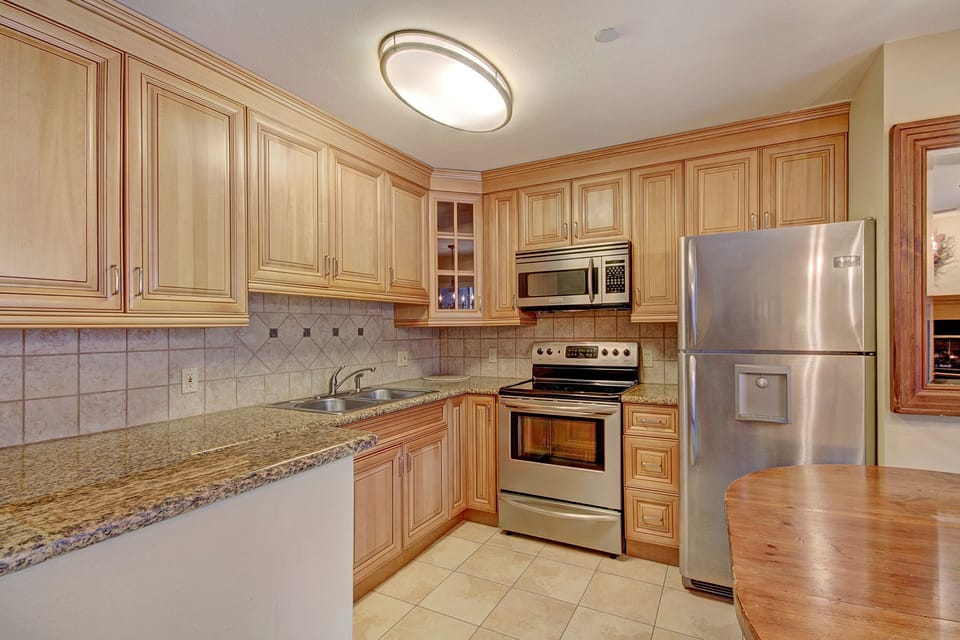 Studio | Private kitchen | Coffee/tea maker, full-size fridge, microwave, oven
