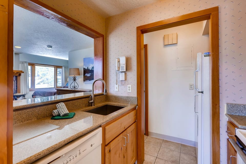 Studio | Private kitchen | Full-size fridge, microwave, oven, stovetop