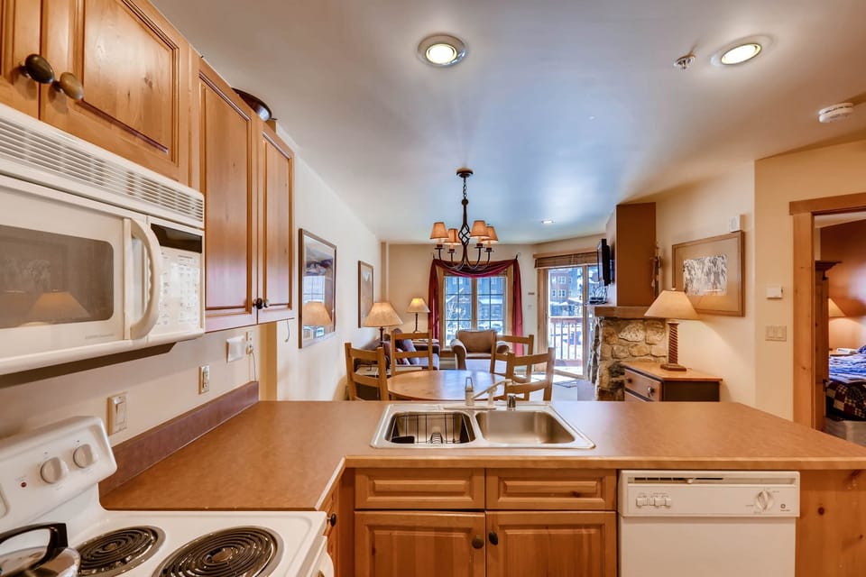 Condo, 1 Bedroom | Private kitchen | Full-size fridge, microwave, oven, stovetop