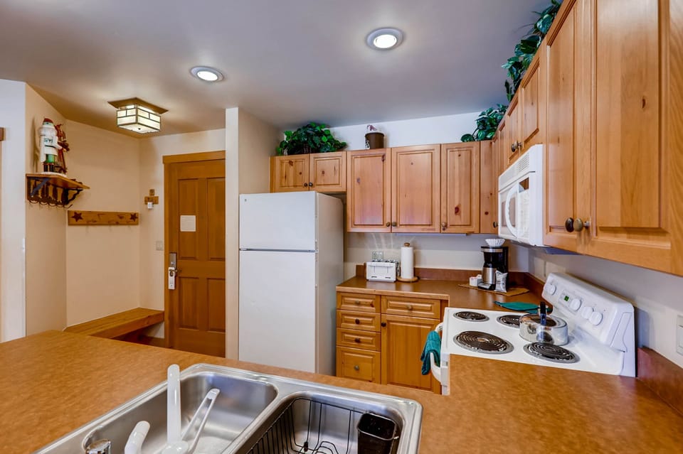 Condo, 1 Bedroom | Private kitchen | Full-size fridge, microwave, oven, stovetop