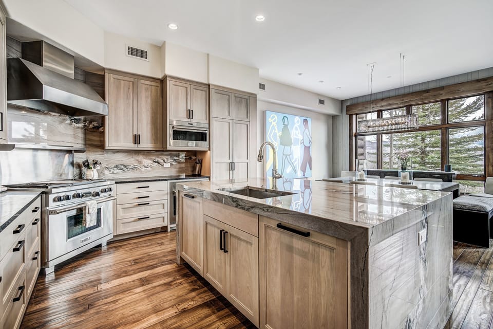 Townhome, 5 Bedrooms | Private kitchen | Full-size fridge, microwave, oven, stovetop