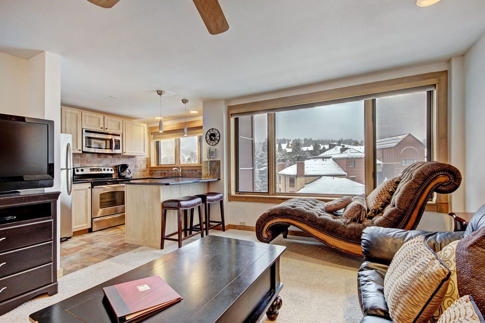 Studio | Living area | Flat-screen TV, DVD player