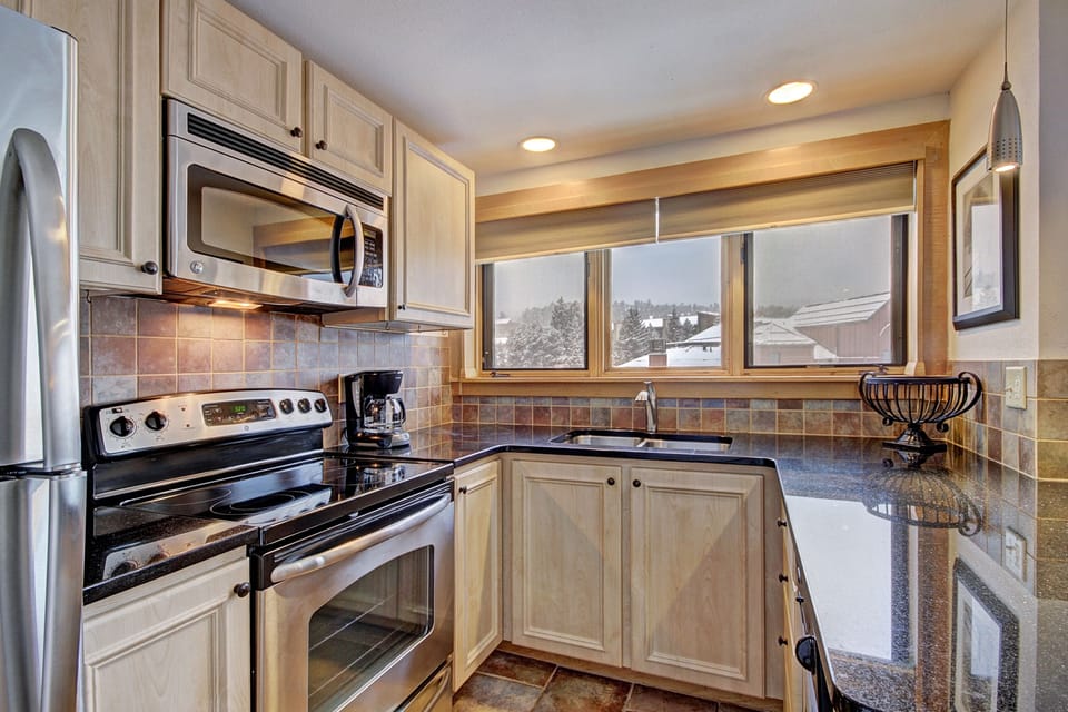 Studio | Private kitchen | Full-size fridge, microwave, oven, stovetop