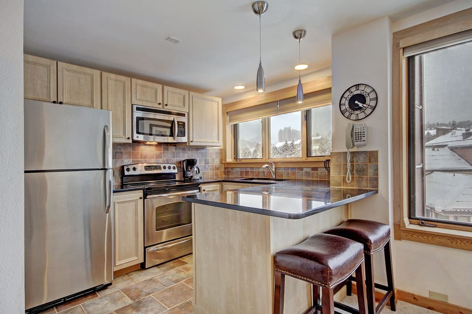 Studio | Private kitchen | Full-size fridge, microwave, oven, stovetop