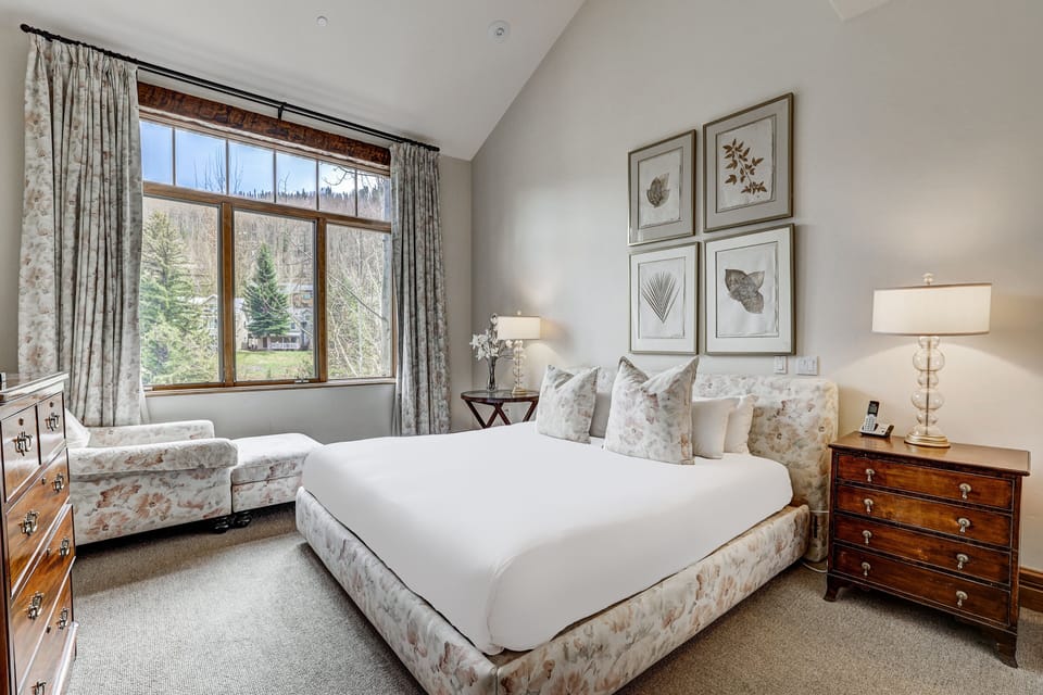 Refined 5 BR Private Home with Private Hot Tub by RedAwning Apartment in Lionshead Village Vail