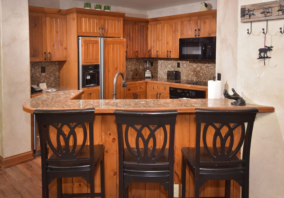 Condo, 4 Bedrooms | Private kitchen | Fridge, microwave, oven, dishwasher