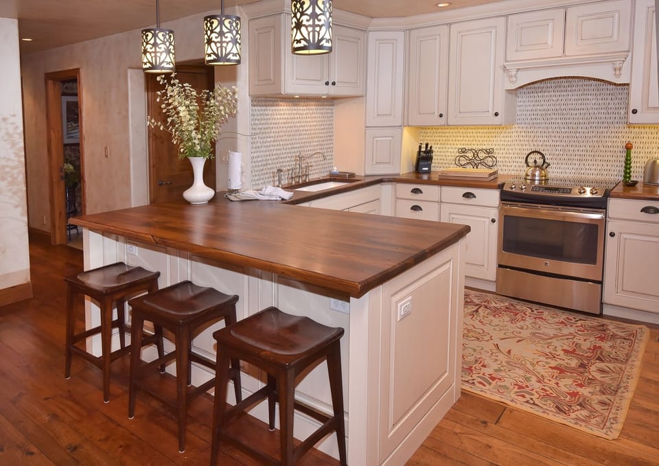 Condo, 3 Bedrooms | Private kitchen | Fridge, microwave, oven, coffee/tea maker
