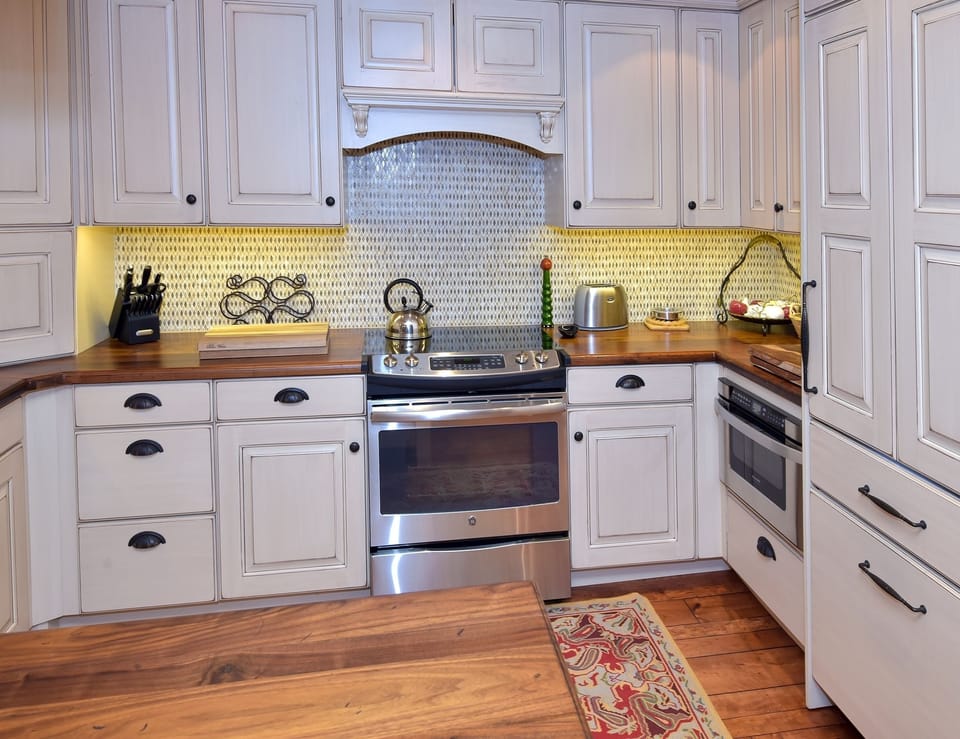 Condo, 3 Bedrooms | Private kitchen | Fridge, microwave, oven, coffee/tea maker