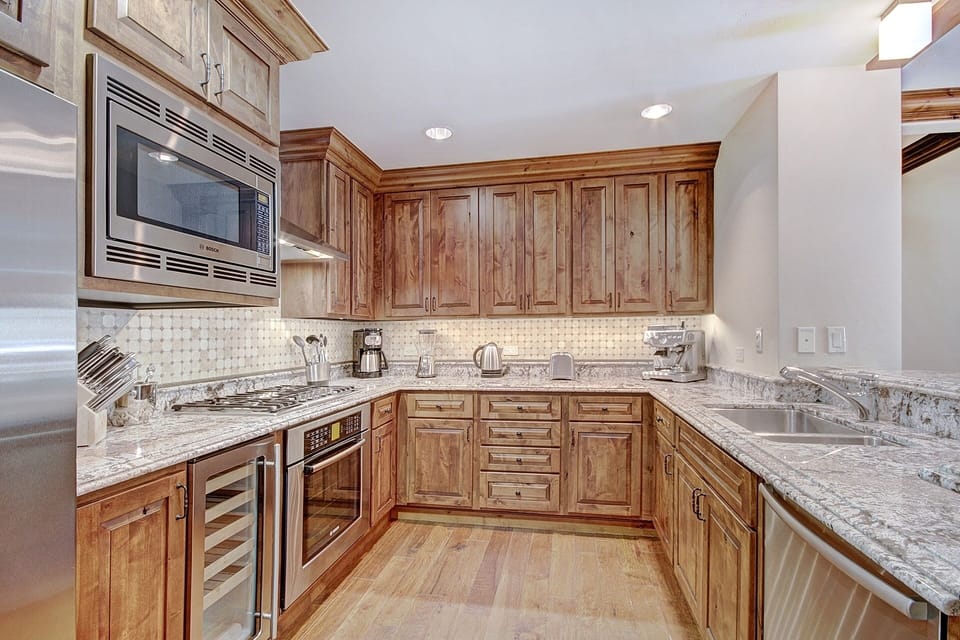 Condo, 3 Bedrooms | Private kitchen | Full-size fridge, microwave, oven, stovetop