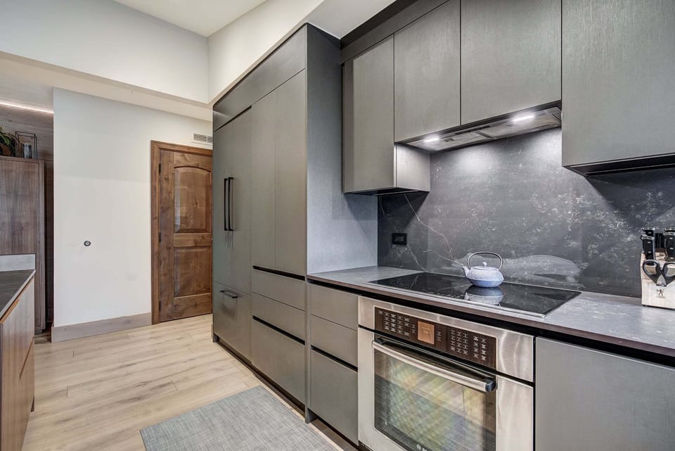 Condo, 4 Bedrooms | Private kitchen | Full-size fridge, microwave, oven, stovetop