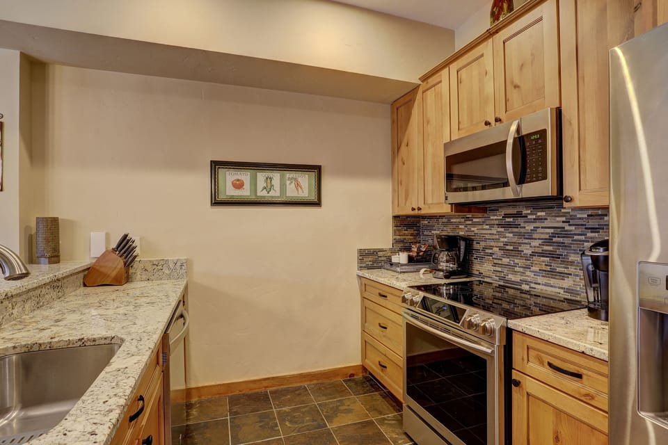 Condo, 3 Bedrooms | Private kitchen | Full-size fridge, microwave, oven, stovetop