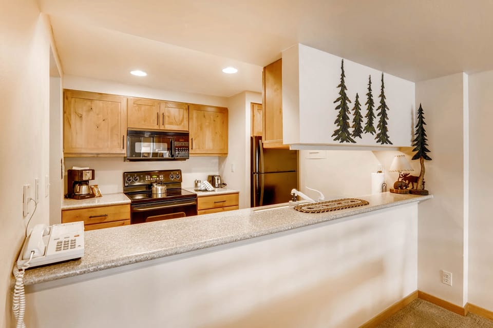 Condo, 3 Bedrooms | Private kitchen | Full-size fridge, microwave, oven, stovetop