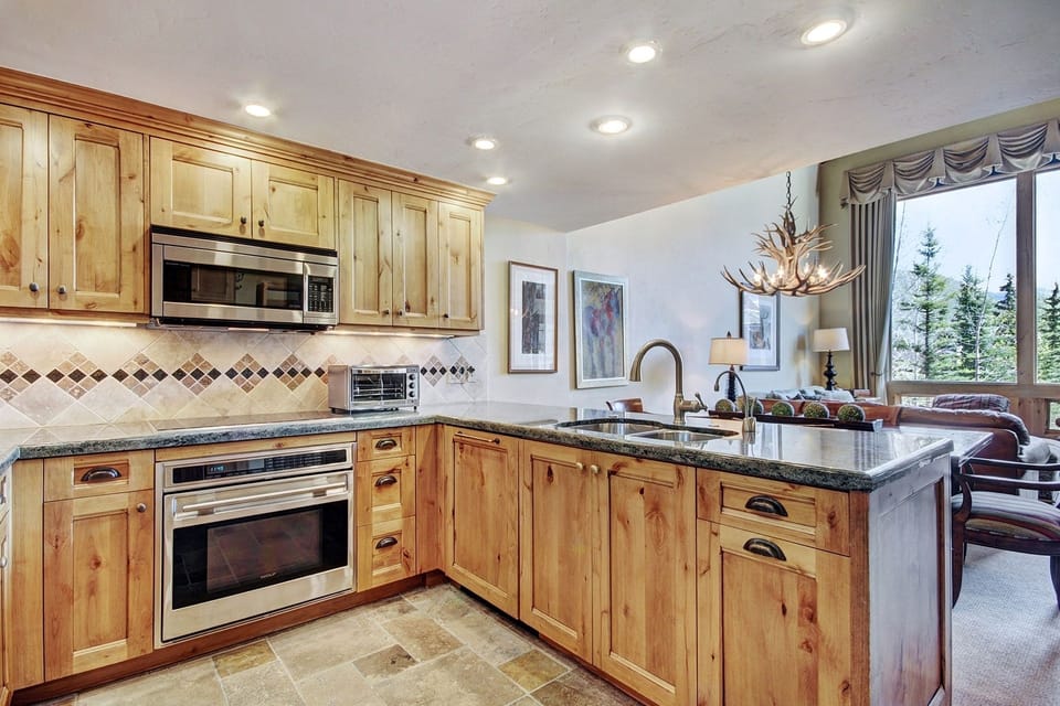 Condo, 3 Bedrooms | Private kitchen | Full-size fridge, microwave, oven, stovetop