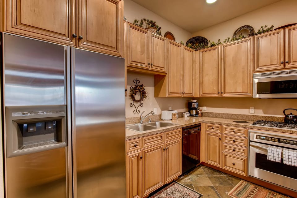 Condo, 3 Bedrooms | Private kitchen | Full-size fridge, microwave, oven, stovetop